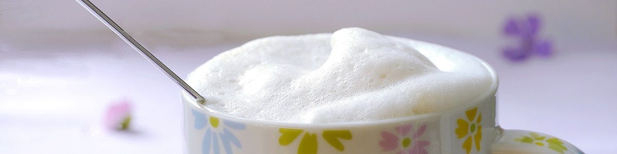 Taza con una capa de leche espumada deliciosa